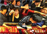 福州金市火爆現(xiàn)瘋搶潮 黃金論斤買(mǎi)賣(mài)像搶白菜