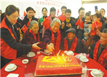 福鼎點頭鎮(zhèn)婦聯(lián)、團(tuán)委等單位為高齡老人集體做壽