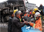 貨車(chē)側(cè)翻 我市多部門(mén)聯(lián)合救出被困司機(jī)
